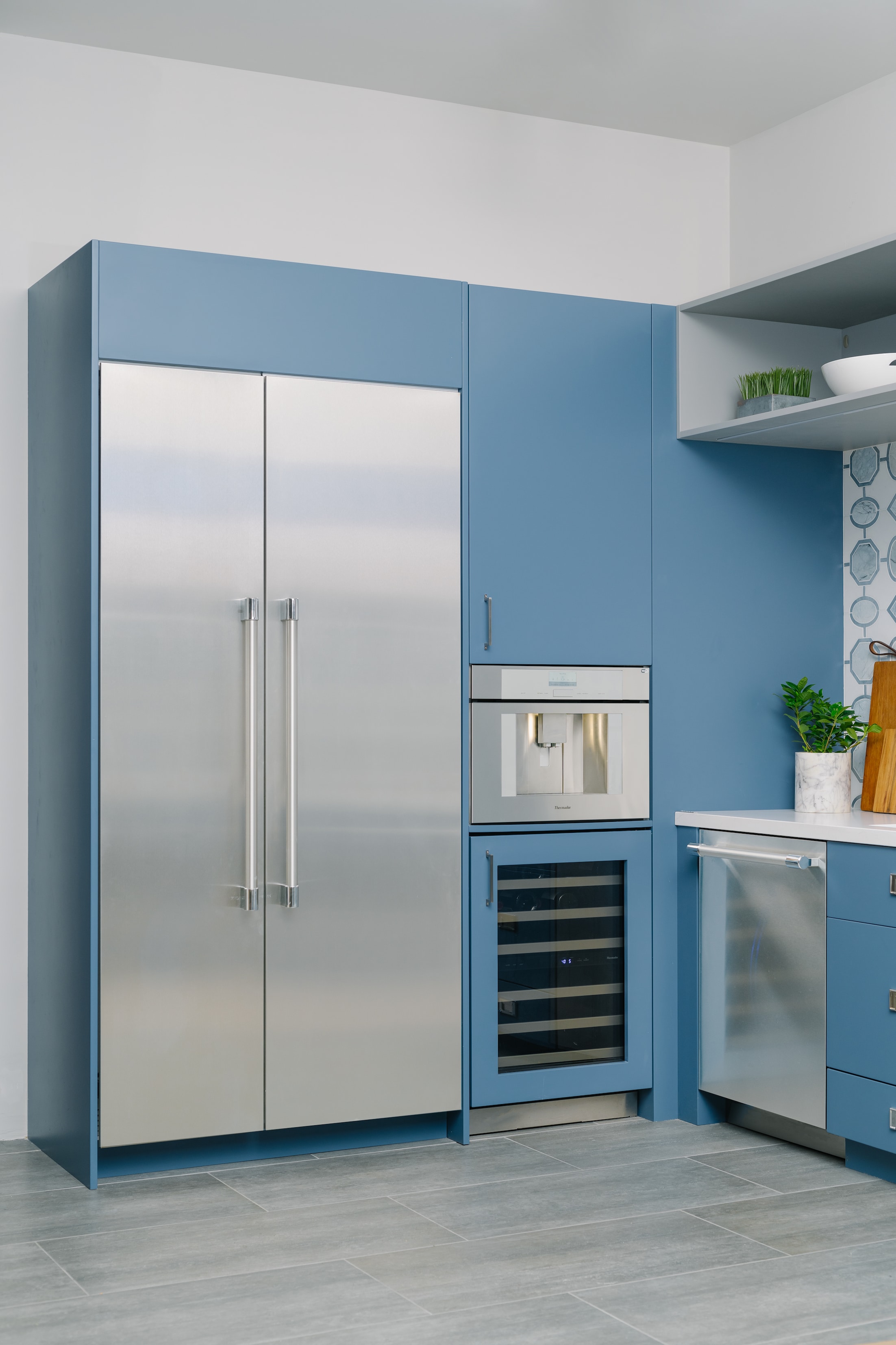 Pro-23_5-inch-refrigeration-problue-kitchen-vignette1.jpg