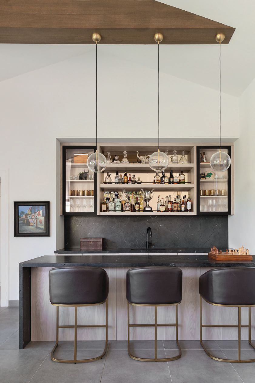 A casita, with its own separate entrance, features a recreation room with a sleek linear bar for entertaining. PHOTO BY LAURA HULL PHOTOGRAPHY